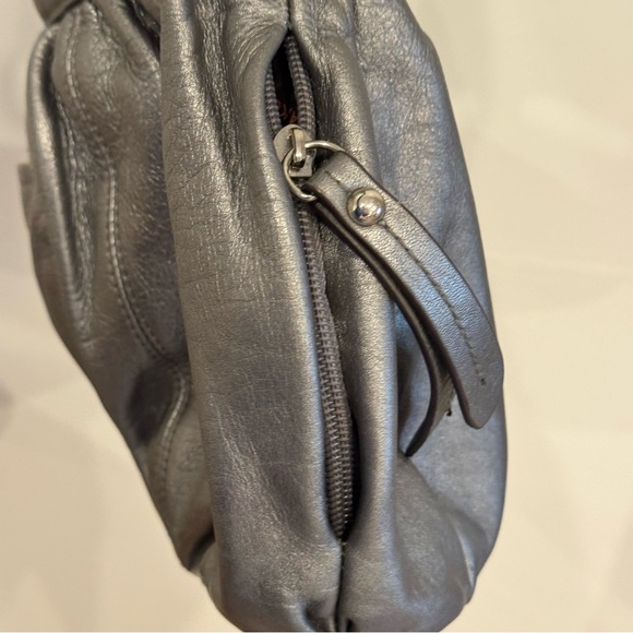 B. MAKOWSKY Metallic Shoulder Bag with leopard interior design - Picture 3 of 8